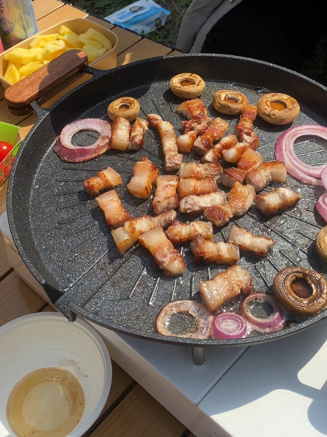 学生党 / 露营党狂喜！几十块麦饭石烤盘，4-6 人烤肉不粘还秒洗