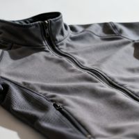 别再被“软壳冲锋衣”忽悠了：这三款才真扛得住小雨通勤