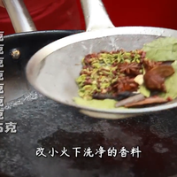 红油素菜提香关键：香料水与姜蒜汁的制作工艺