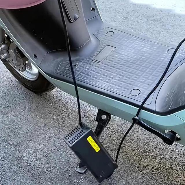 电动车“每天冲”和“用完充”，哪一个更伤电池？