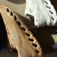 On 昂跑凭什么比 Nike 贵一倍还卖断货？中年男人买它图什么？