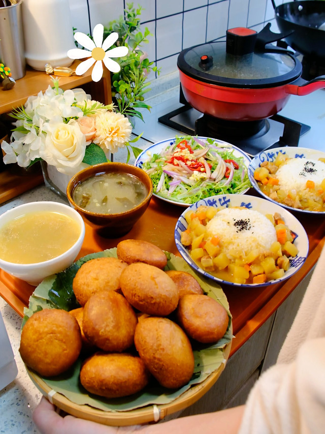 晒晒我家午餐,炸糖糕流心，咖喱梅花肉米饭，拌苦菊，韩式海带汤