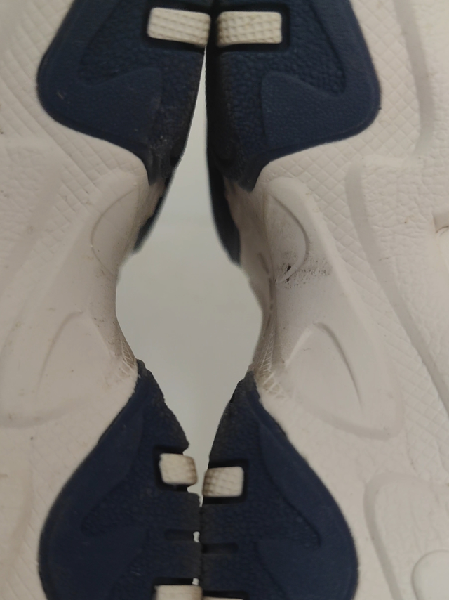 李宁的鞋！避雷！鞋底很硬，长短不一。客服还说是你脚有问题！