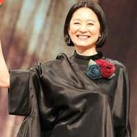 林青霞剪了短发瞬间减龄，穿白色连衣裙非常显贵，完全没有大妈味