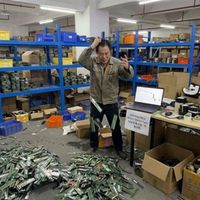 这画面绝望！黄牛高价囤了一屋子内存条：直呼“完蛋了 砸手里了”