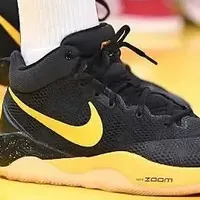 【NBA每日上脚】致敬追梦？怀念过去？库里上脚9年前老鞋