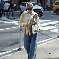 “阔腿裤+平底鞋”今年春天火出圈了，这样穿时髦松弛又休闲！