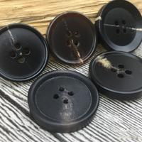 西装外套的扣子设计如何为造型增添细节？