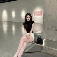 黑白通勤穿搭指南：面料选择与光泽袜的运用