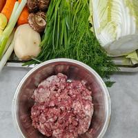 多打水与锁水技巧：猪肉馅调制原理与步骤解析