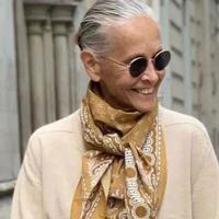 佩戴丝巾有多么暴露年龄，看完这3组对比图就懂了，尤其是50+女人