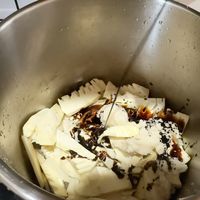 上山挖春笋，三个破俩！幸好一锅油焖笋救回来了…