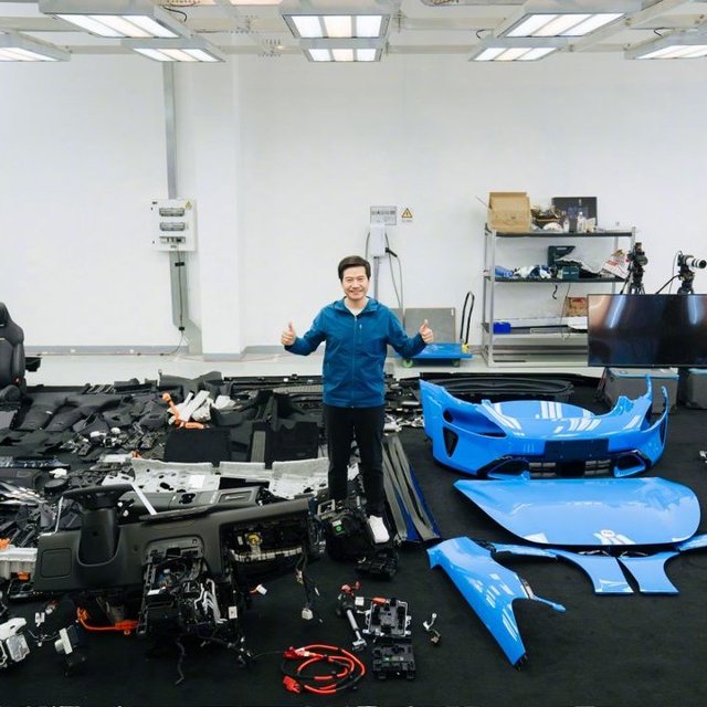 拆车狂魔又上线！雷军直播拆车3.5小时！新一代SU7被大卸八块！