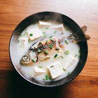 三道家常养生菜：鲈鱼豆腐汤、核桃虾仁滑蛋与香菇山药烧鸡块