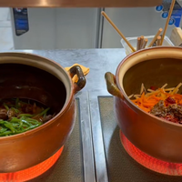 实探贾国龙新开天边砂锅焖面店,上下两层楼,非街边小店,单品最贵59元,高峰期需排队50桌以上