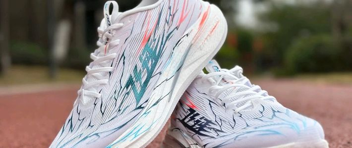 别再乱穿碳板了！2026跑步装备避坑指南：超厚底训练鞋才是日常训练的真香选择