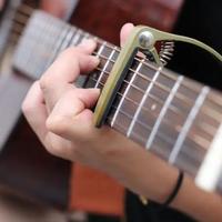 吉他扫弦进阶指南：从节奏掌控到情感表达