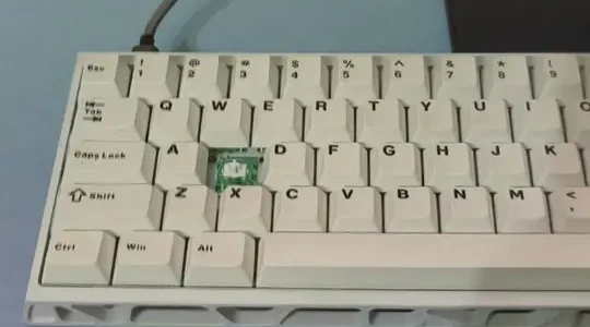 键盘轴体透光偏色怎么调？RGB数值修正法还原真白光