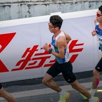 “跑步”十年，特步跑出了运动品牌的“第三条路”