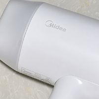 选购吹风机重风速与恒温