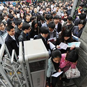 应届生第一份工作去哪？是在大城市内卷 ？还是在小城市躺平?