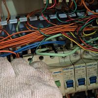 非标自动化机床故障：24V短路，PLC闪烁、接触器狂跳！