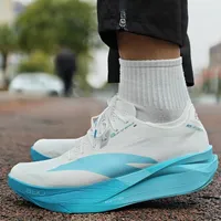 国产跑鞋真能扛住马拉松后半程？三款旗舰实测揭晓谁在硬撑、谁在掉链