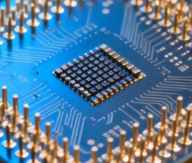 2026年HBM内存产能全被巨头锁定，AI算力竞争转向系统级效率与电力基建