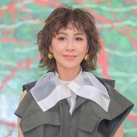 刘嘉玲新烫了泡面头，减龄精致，一身的时髦打扮，美得像换了个人