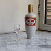 清明时节，喝瓶陈5年的出口白瓷汾酒，看看清香型白酒的瓶陈对口感有多大影响？