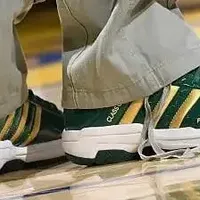 【NBA每日上脚】库里致敬詹姆斯！阿克伦之子都爱它？