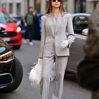 今春，“灰色阔腿裤