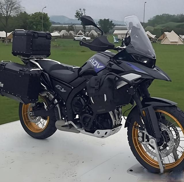 张雪820X量产版发布：外观整容与三缸动力参数解析