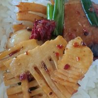 春笋炒腊肉，香椿拌豆腐，麻酱凤尾，蒜苔肉丝，把春天摆上餐桌，