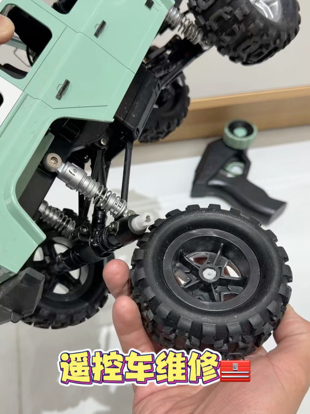 暴力维修玩具遥控车，竟有小盆友抢着玩