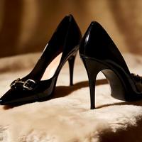 膝盖疼痛与鞋履选择：力学原理与实用建议