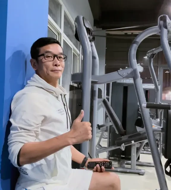 靠墙静蹲，动作越简单，护膝效果越绝