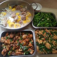 员工餐：10个工人吃饭，花100元做三菜一汤的家常菜，让工人吃饱又吃好！