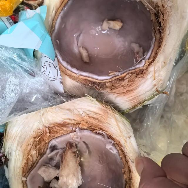 瑞幸椰肉变紫，官方称正常氧化，消费者为何不买账？