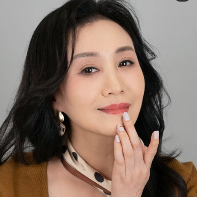 不建议五六十岁女人：剪短发、盘头发，换成这3种发型更显气质！