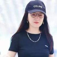 50+的杨钰莹不见老，穿粉色外套+紧身牛仔裤，阿姨年纪却像00后！