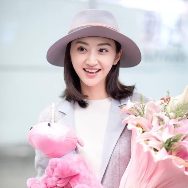 看了景甜的穿搭，真的悟了：大衣不配阔腿裤、高跟鞋，更时髦显贵