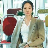 周迅留回长发后，好像换了个人！穿轻纱裙好惊艳，美到差点认不出