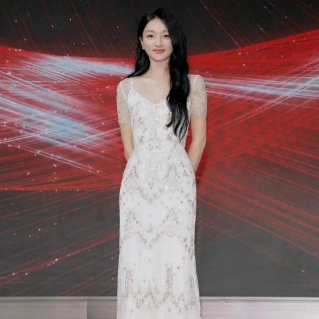 周迅留回长发后，好像换了个人！穿轻纱裙好惊艳，美到差点认不出