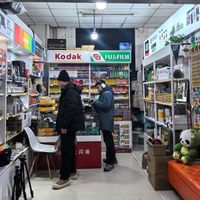 手机里的“富士胶片”滤镜，多数只是套了层复古色的贴纸