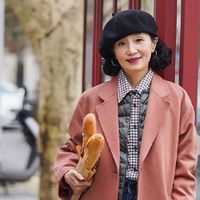 女人老了后可以不穿卫衣、小香风，但这3种上衣不能少！气质高级