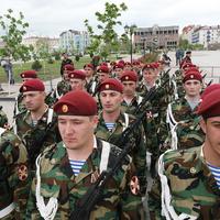 军人佩戴醒目的红色贝雷帽，不怕在敌人面前暴露吗？