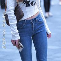 白T恤配牛仔裤的松弛感穿搭指南