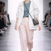 粉色裤子的8种配色方案解析：从通勤到日常的搭配逻辑