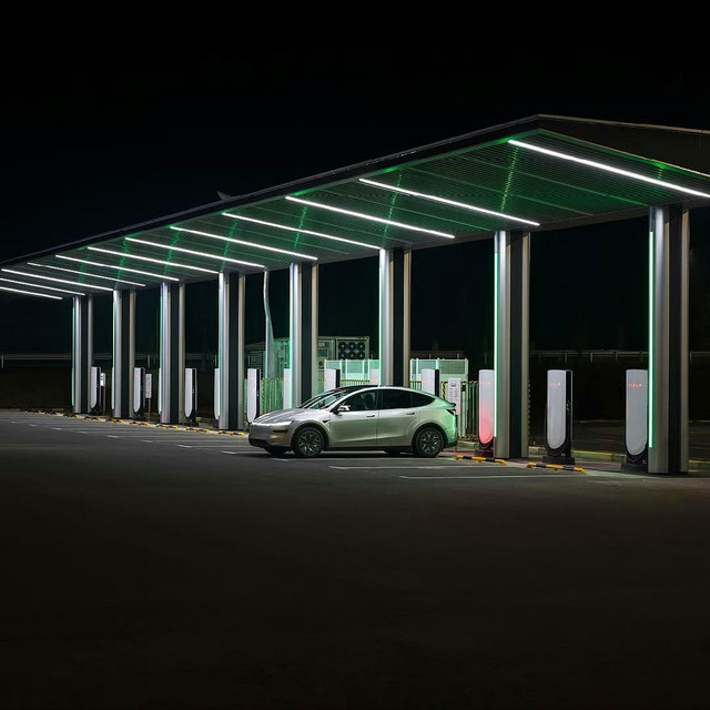 特斯拉8万根充电桩数量全球第一，却不上800V！只为追求综合最优